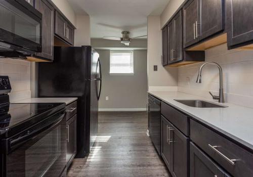 Rosedale法院 Kitchen with black appliances and white quartz countertop